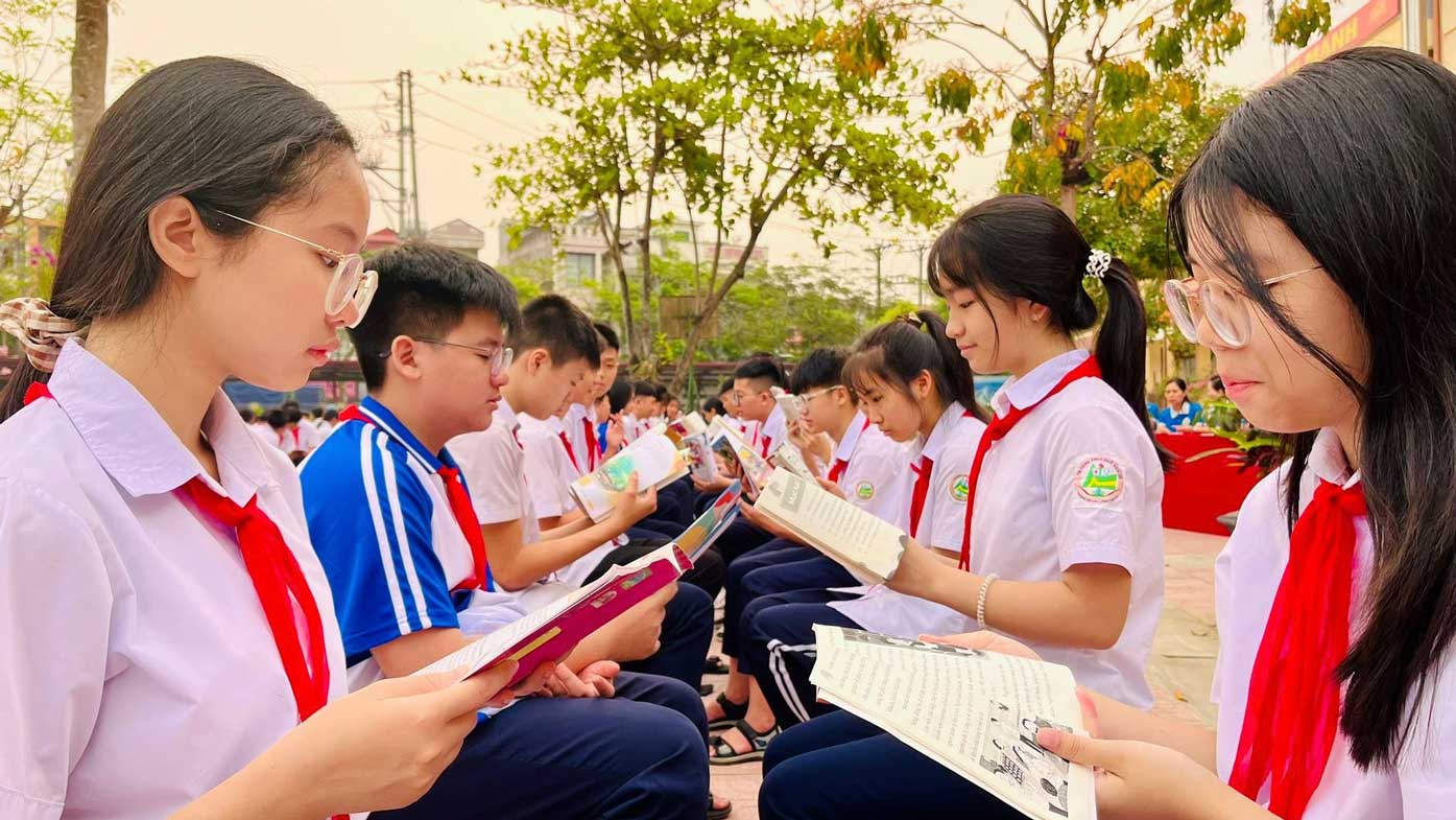 Học sinh chăm chú đọc sách, lan tỏa thói quen tự học.