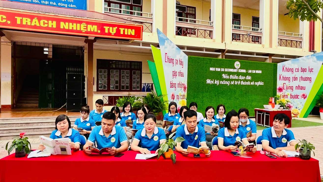 Giáo viên đồng hành cùng học sinh trong hoạt động đọc sách, truyền cảm hứng học tập. 