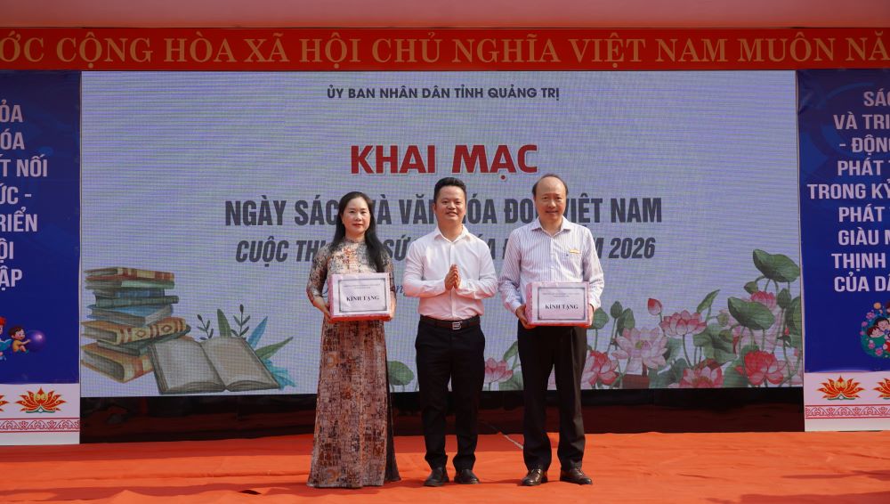 Sở Văn hóa, Thể Thao và Du lịch phối hợp với Nhà xuất bản Giáo dục Việt Nam trao tặng hơn 1.000 đầu sách cho các trường học trên địa bàn