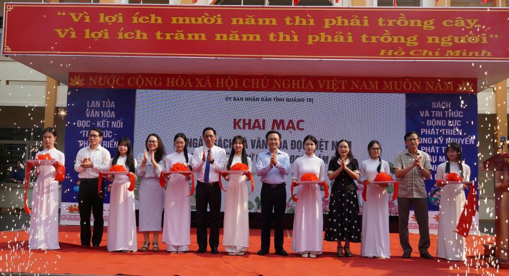 Lãnh đạo tỉnh Quảng Trị cắt băng Khai mạc Ngày Sách và Văn hóa đọc Việt Nam 2026. Ảnh: Thanh Trung