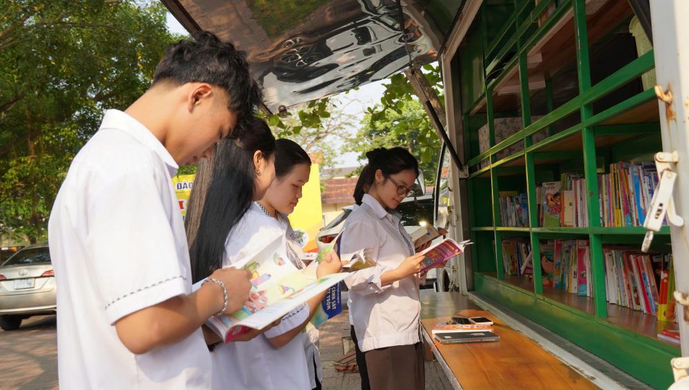 Spreading reading culture from Book Day and Vietnamese Reading Culture 2026 to students. Photo: Thanh Trung