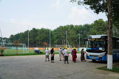 Một đoàn du khách đến tham quan Trung tâm huấn luyện Hàm Rồng, nơi đào tạo nhiều lứa cầu thủ nổi tiếng của Việt Nam. Ảnh: Thanh Tuấn 