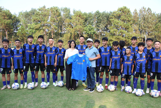 La Sra. Nguyen Thi Thanh Lich, vicepresidenta del Comité Popular Provincial de Gia Lai, se tomó fotos de recuerdo con el equipo, antes de que se llevaran a cabo muchas actividades y eventos turísticos. Foto: Thanh Tuan