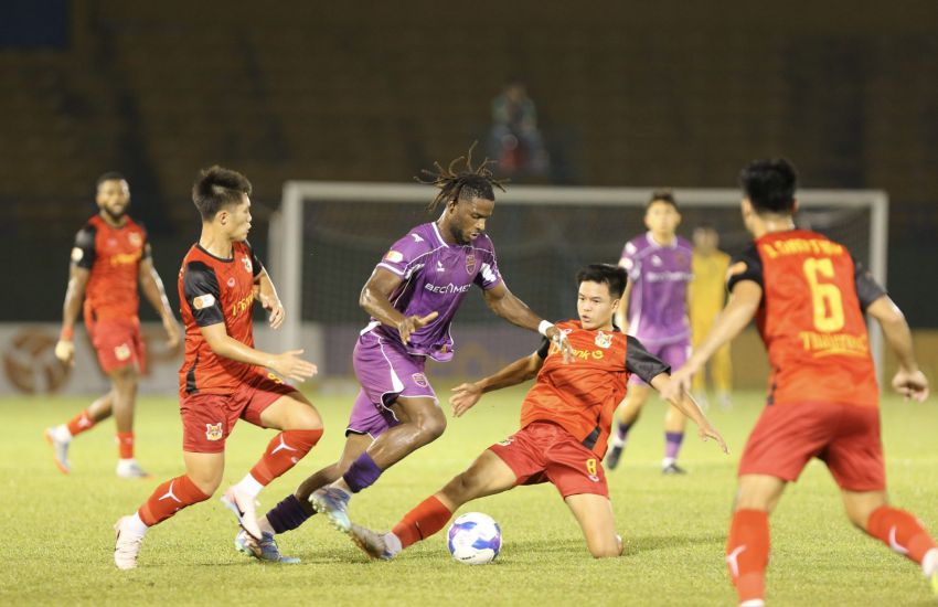 Ninh Binh Club impresses with a breathtaking victory over Becamex TPHCM Club. Photo: VPF