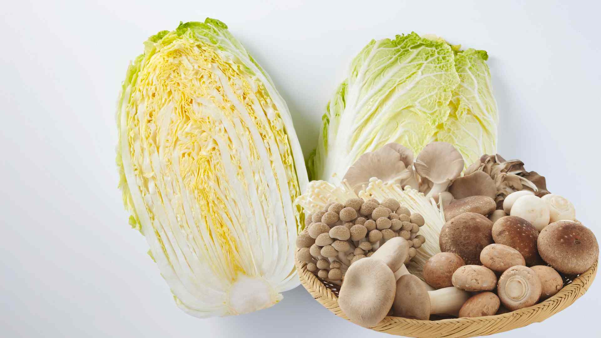 Mushroom cabbage soup is rich in fiber, supports fat burning and weight control. Graphic photo: Huong Son