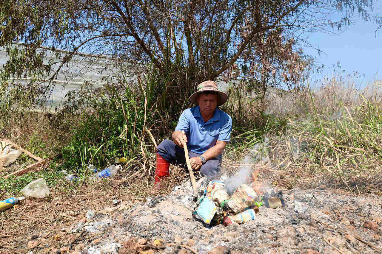 Thời gian qua, người dân ở nhiều địa phương vẫn chưa xử lý rác thải, bao bì thuốc bảo vệ thực vật đúng cách. Ảnh: Phạm Hoài