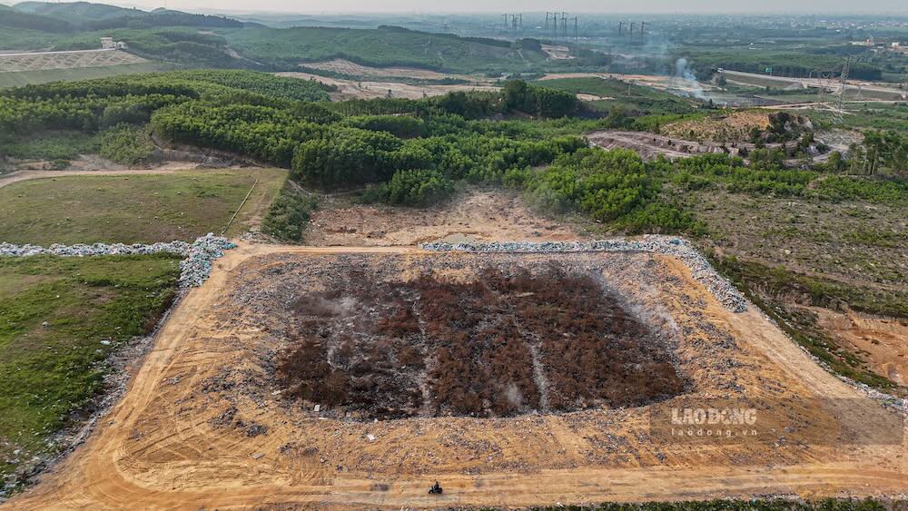 After a long period of smoldering fire, the fire at the landfill was basically controlled. Photo: Nguyen Luan