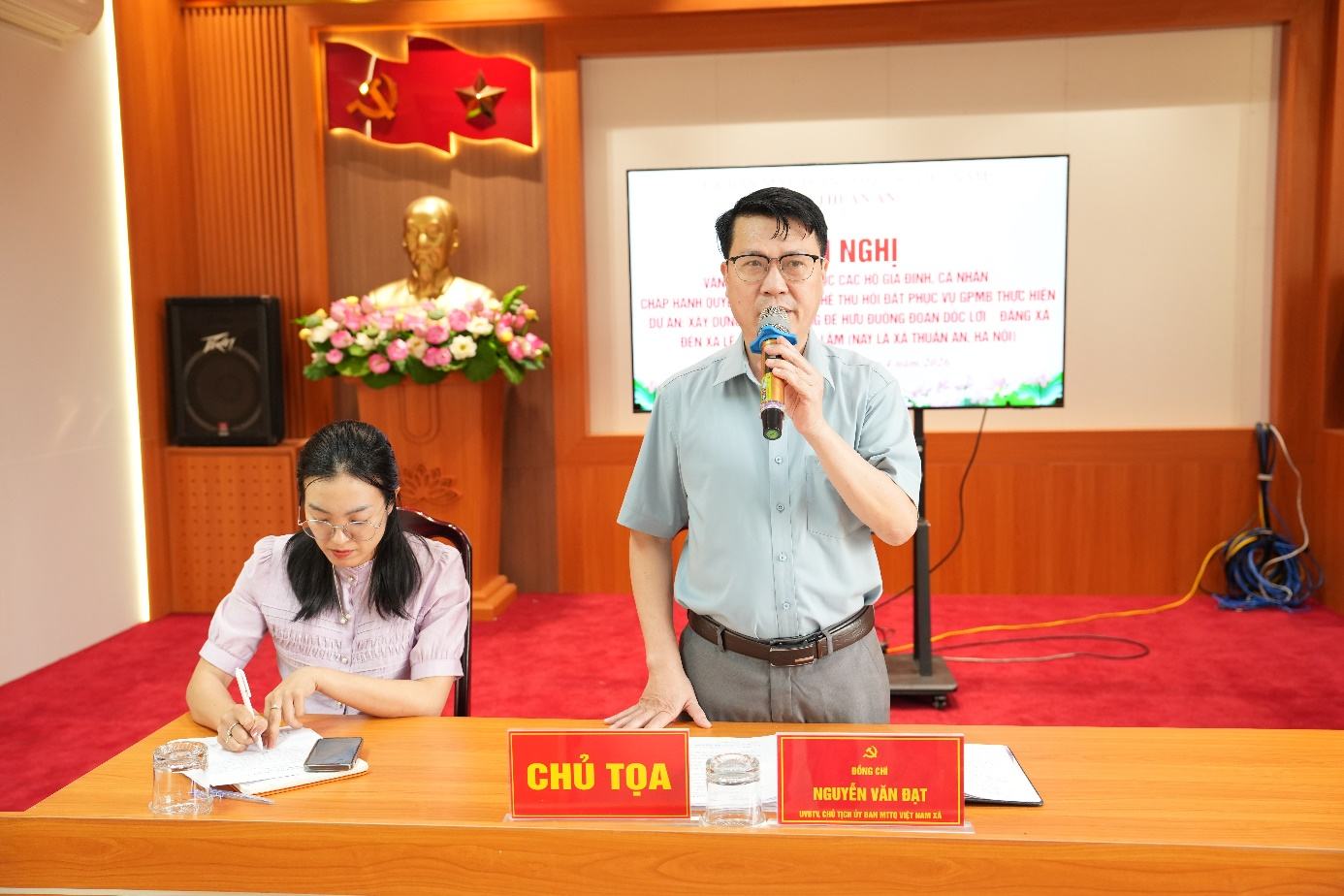  Ủy ban MTTQ Việt Nam xã Thuận An tuyên truyền, vận động, đồng thời khuyến khích các hộ gia đình, cá nhân thuộc diện cưỡng chế nghiêm túc chấp hành pháp luật. Ảnh: Ngọc Minh