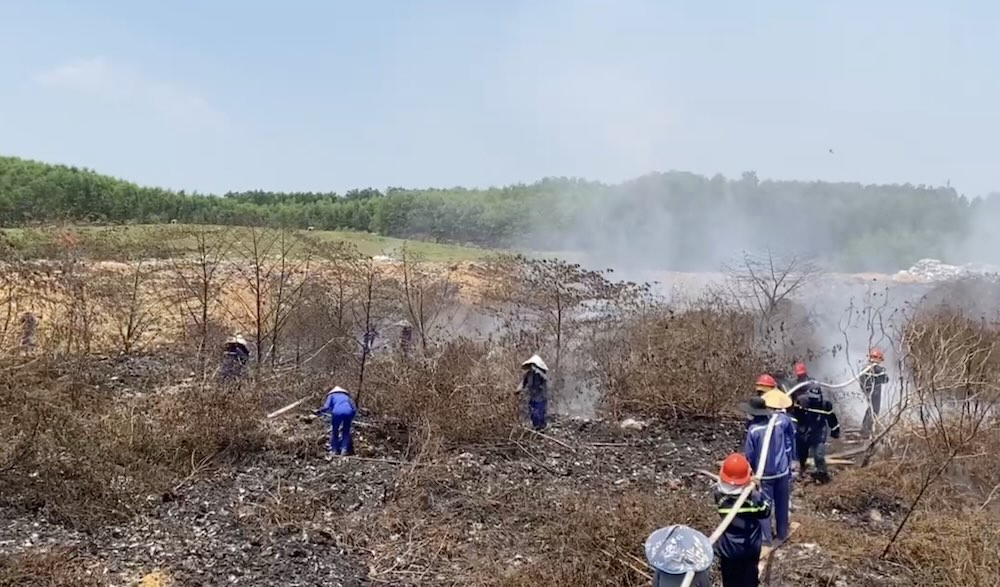 Monitoring and preventing fires from rekindling at landfills in Quang Tri. Photo: Nguyen Luan