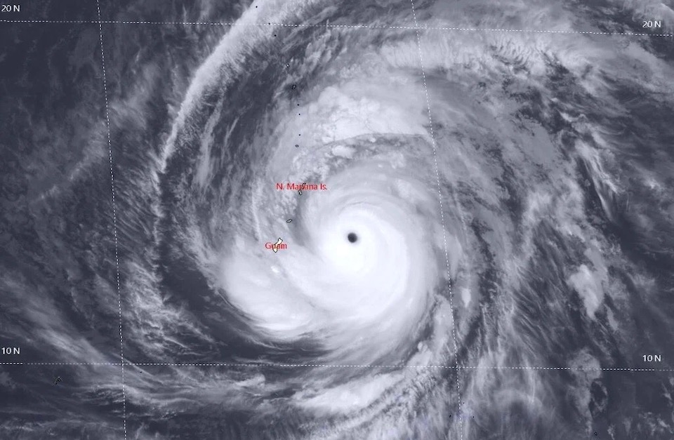 Super typhoon Sinlaku is only more than 100km from the Northern Mariana Islands, the strongest wind in the area near the storm's center is maintained at about 250km/h. Photo: JTWC