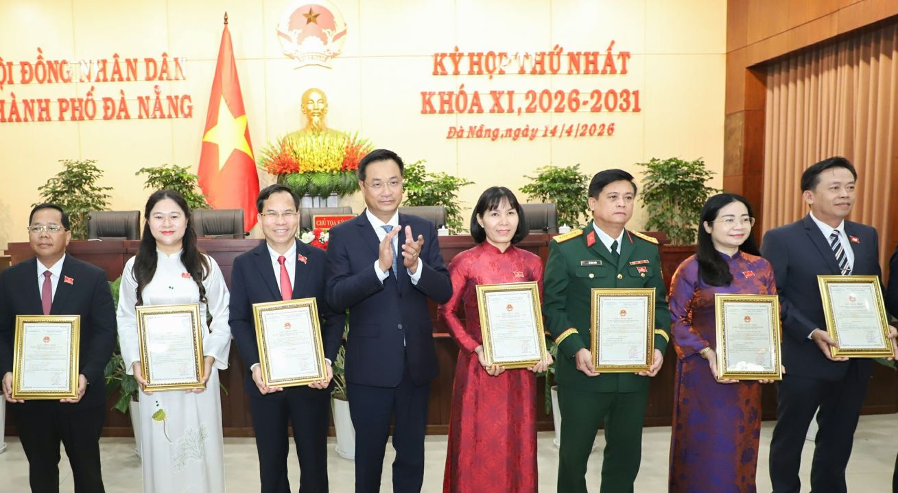 Da Nang City Party Secretary Le Ngoc Quang presents the Certificate of Delegate of the 11th City People's Council, term 2026 - 2031. Photo: An Thuong