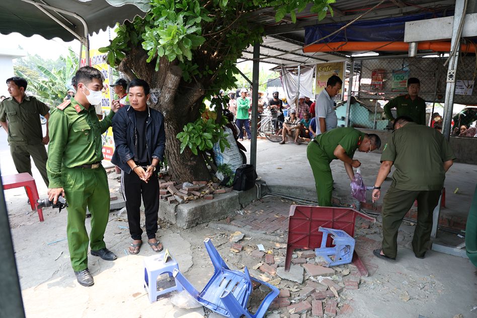 Cơ quan chức năng tổ chức khám nghiệm hiện trường nơi xảy ra vụ giết người. Ảnh: Vũ Tiến