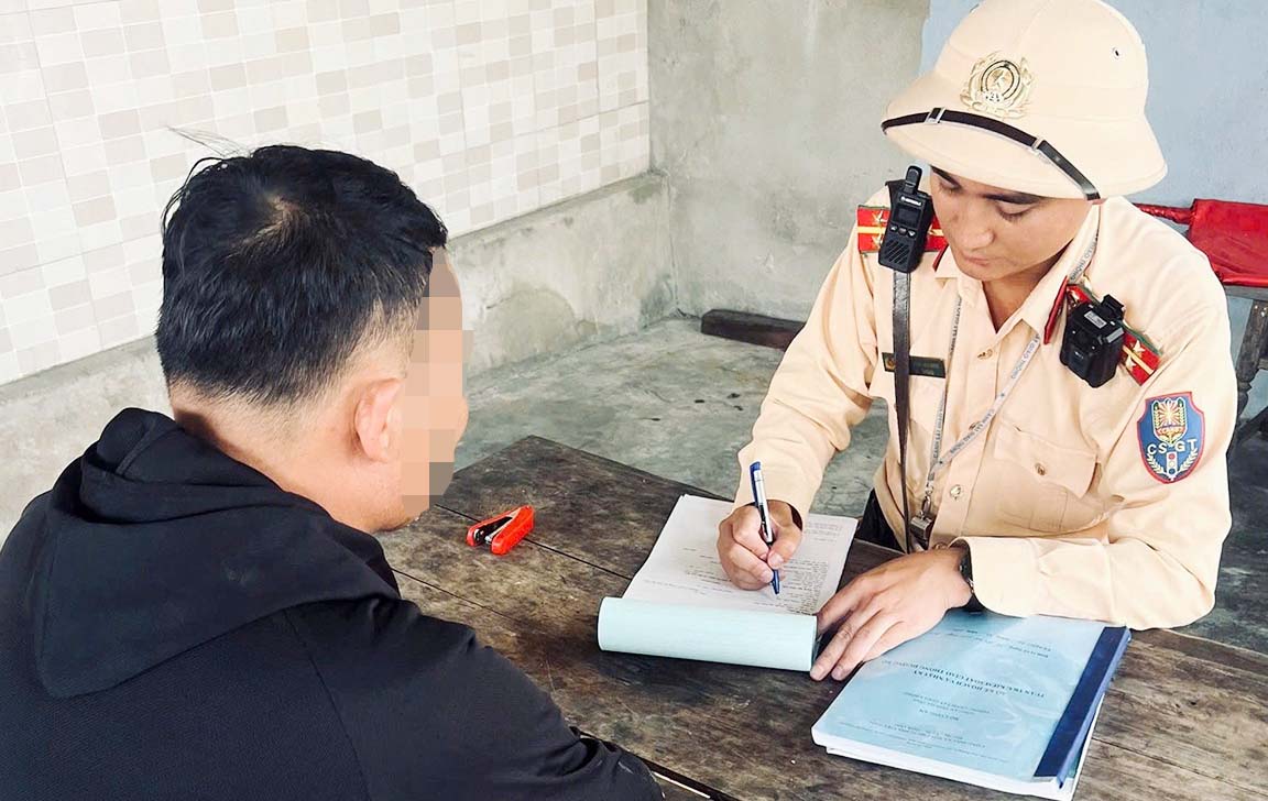 Driver H fined for carrying crushed stone scattered on the road. Photo: Duc Tuan