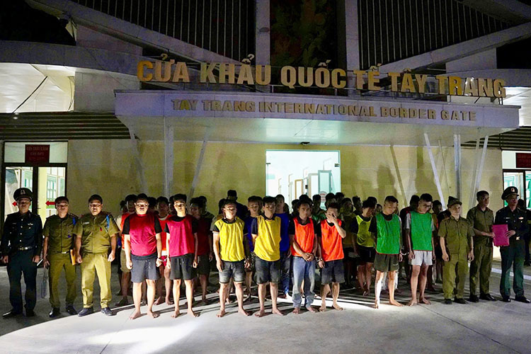 55 đối tượng lừa đảo người Việt Nam được dẫn giải qua cửa khẩu quốc tế Tây Trang, tỉnh Điện Biên. Ảnh: An ninh Điện Biên