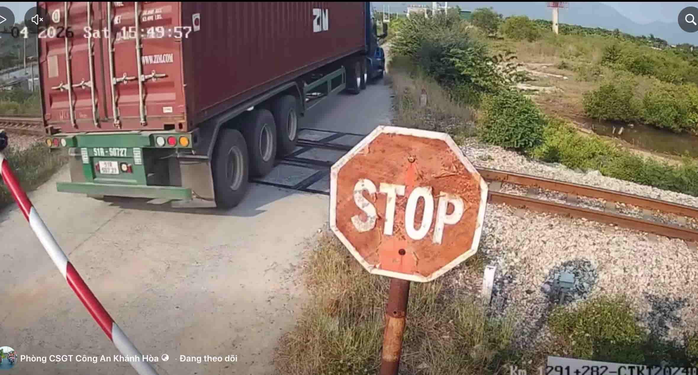 Xe containercố tình vượt rào chắn khi đã có tín hiệu tàu đang đến. Ảnh: Phòng CSGT  