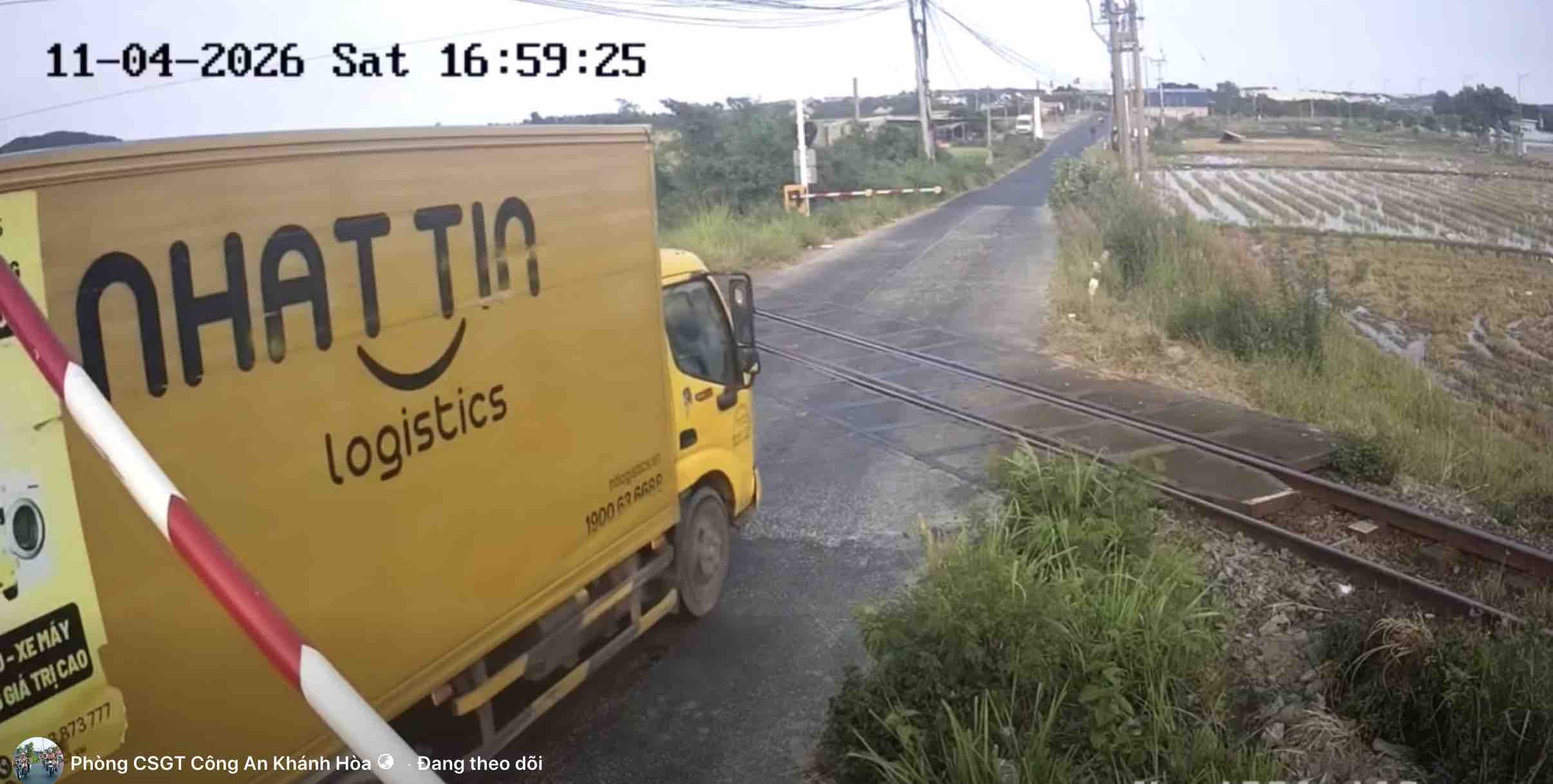 Postal car recklessly crosses railway barriers in Khanh Hoa when trains are approaching. Photo: Traffic Police Department