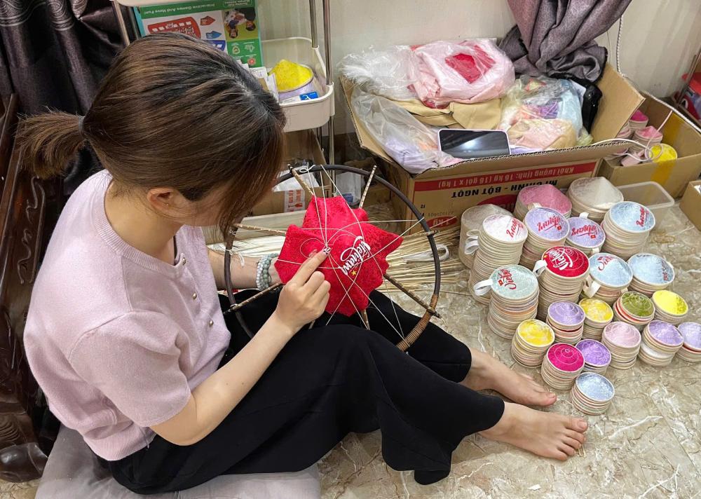 Reinventing products from craft villages by innovating the conical hat product line is the way Ms. Thu Hoai - a young worker - chose. Photo: NVCC