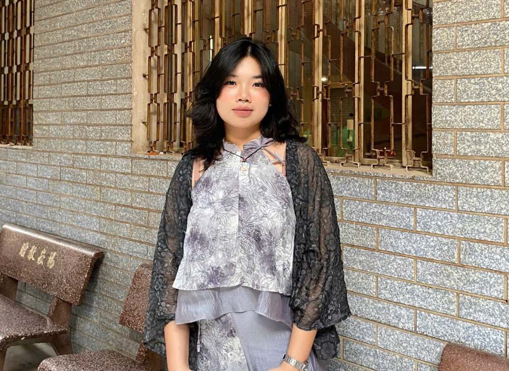 Làm mới sản phẩm truyền thống, ứng dụng công nghệ trong quá trình bán hàng là cách chị Minh Châu đang áp dụng để giữ được nghề cha ông. Ảnh: NVCC