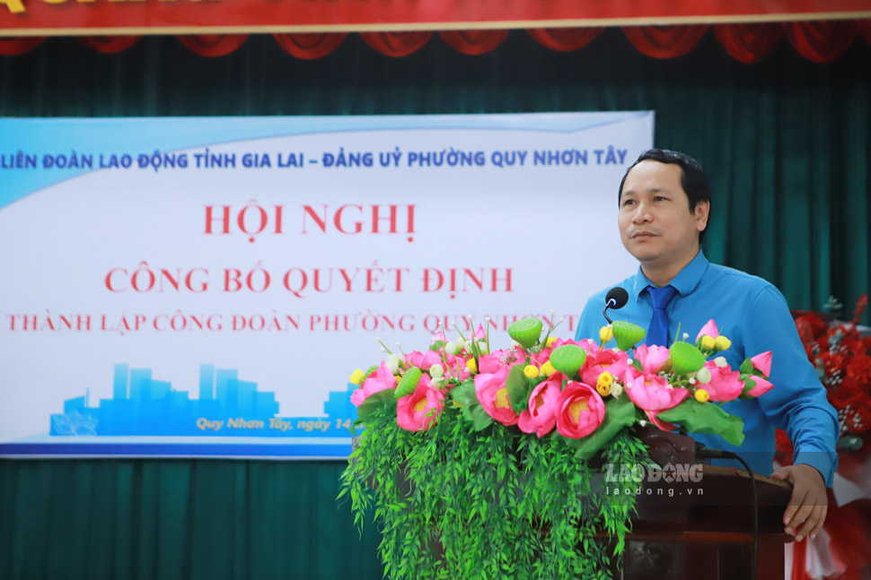 Chủ tịch LĐLĐ tỉnh Gia Lai Hà Duy Trung phát biểu giao nhiệm vụ cho Công đoàn phường Quy Nhơn Tây. Ảnh: Hoài Phương