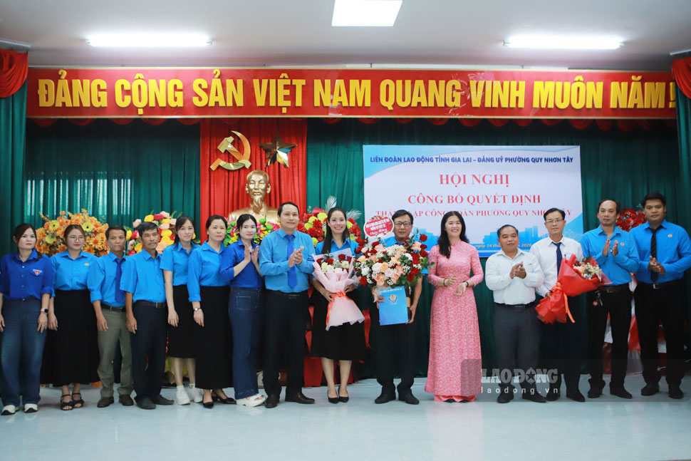 Chairman of Gia Lai Provincial Labor Federation Ha Duy Trung presents flowers to congratulate the Trade Union of Quy Nhon Tay Ward. Photo: Hoai Phuong