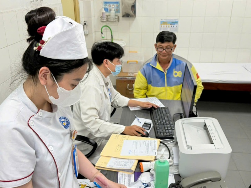 Trade union members and workers receive free health check-ups. Photo: Duc Long