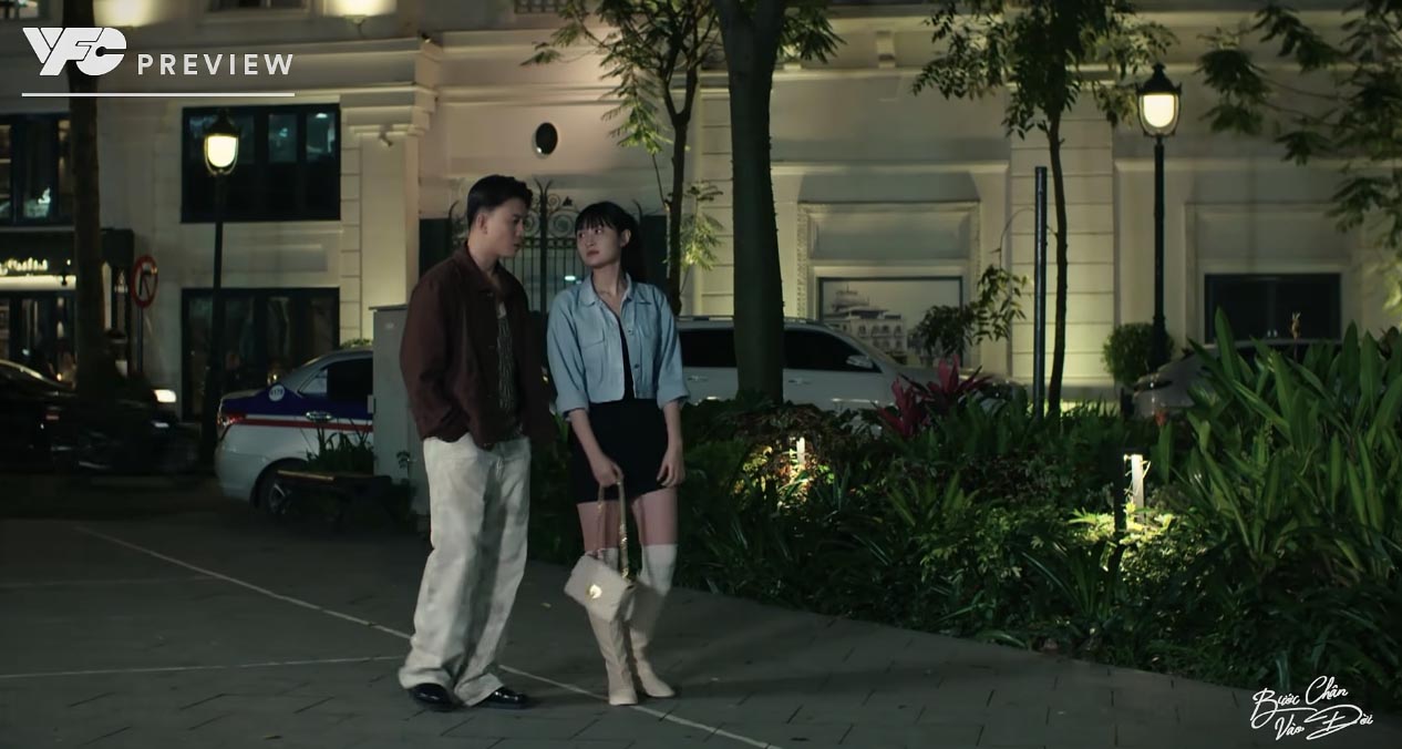 Dũng tới hỏi thăm Trang khi bị chèn ép. Ảnh: VFC 