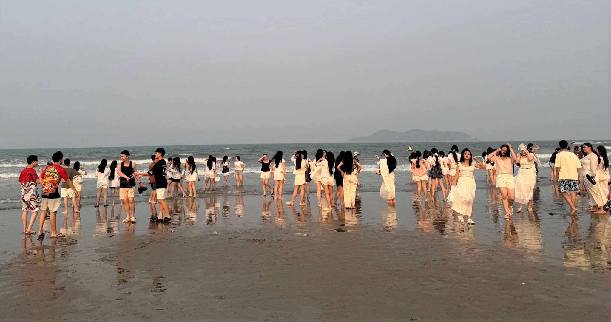 Du khách tham quan, vui chơi tại biển Cửa Lò (Nghệ An). Ảnh: Mai Ngân