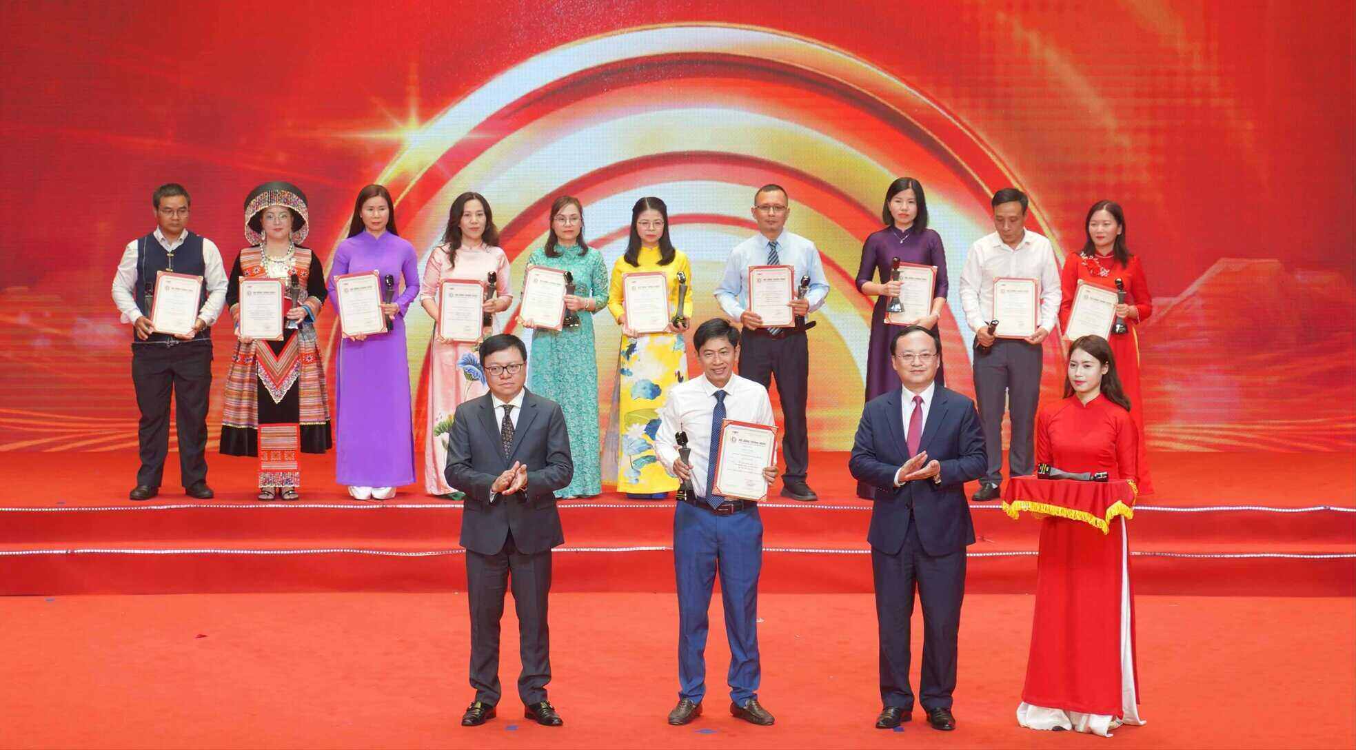 Đại diện nhóm tác giả tác phẩm “Phía sau mùa rẫy” nhận giải Vàng tại Liên hoan Phát thanh toàn quốc lần thứ XVII. Ảnh: Báo và Phát thanh, Truyền hình Quảng Ngãi