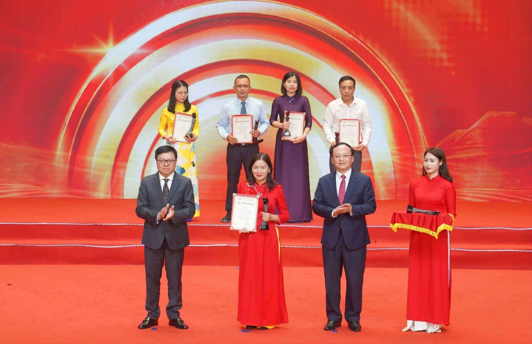 Representantes del grupo de autores de la obra "Producto falso - peligro real" reciben el premio de Oro en el XVII Festival Nacional de Radiodifusión. Foto: Periódico y Radiodifusión, Televisión de Quang Ngai