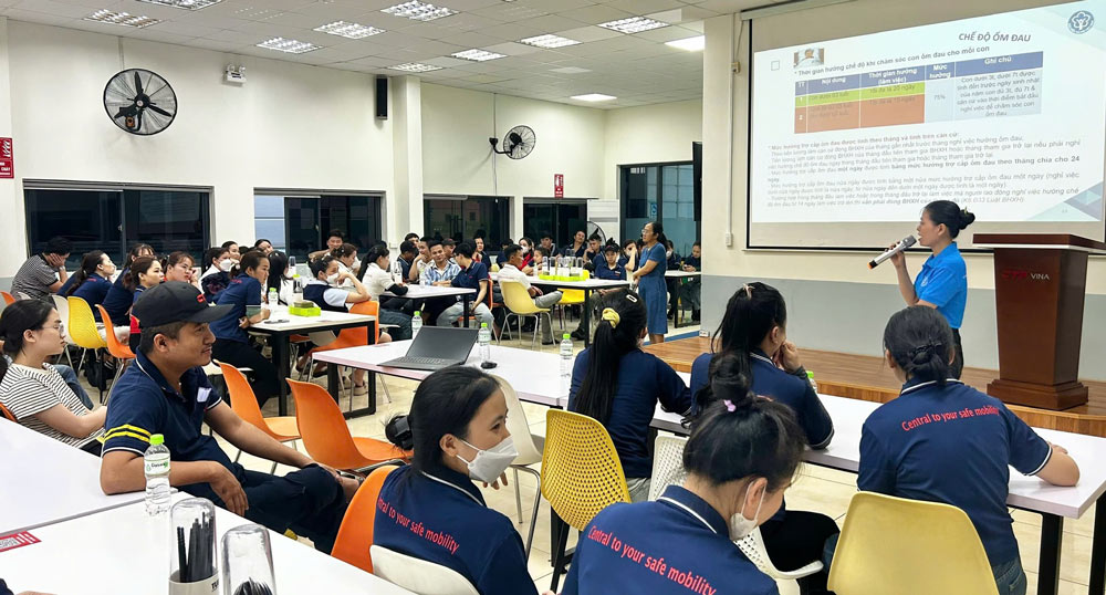 Da Nang City Labor Federation propagates policies for nearly 200 workers of CTR Vina Co., Ltd. Photo: Da Nang Trade Union