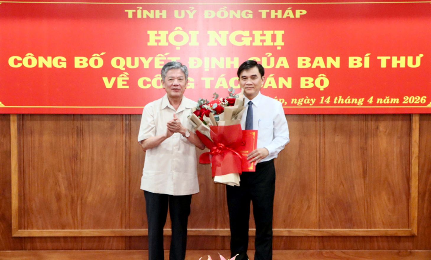 Secretary of Dong Thap Provincial Party Committee Ngo Chi Cuong presents the decision approving Deputy Secretary of the Provincial Party Committee of the Secretariat to Mr. Nguyen Van Muoi. Photo: Viet Tien