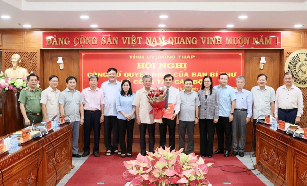 Ban Thường vụ Tỉnh ủy Đồng Tháp tặng hoa và chúc mừng ông Nguyễn Văn Mười trở thành Phó Bí thư Tỉnh ủy. Ảnh: Việt Tiến