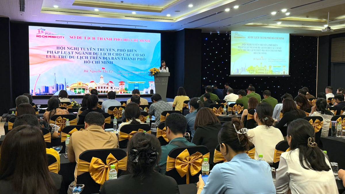 Le Département du tourisme organise une conférence de sensibilisation et de diffusion de la loi auprès des établissements d'hébergement de l'est de Hô Chi Minh-Ville. Photo: Thành An