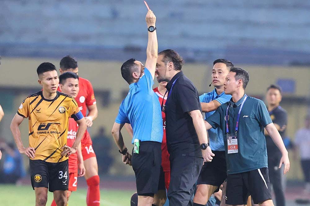 Coach Popov suspended from coaching after excessive reaction to referee. Photo: Duc Cuong