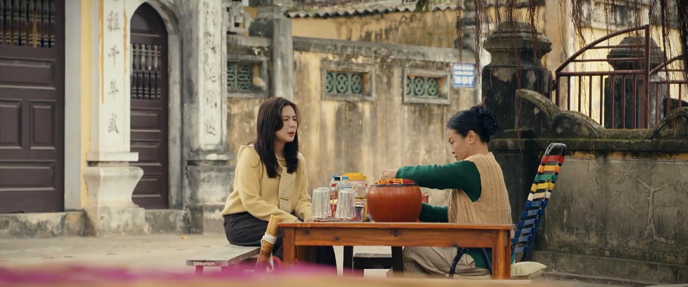 Dì Tính bực bội nhớ lại chuyện xưa trong “Ngược đường ngược nắng” tập 10. Ảnh: VFC.