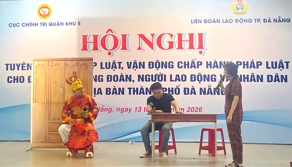 Da Nang Trade Union propagates policies and laws with skits. Photo: Da Nang Trade Union