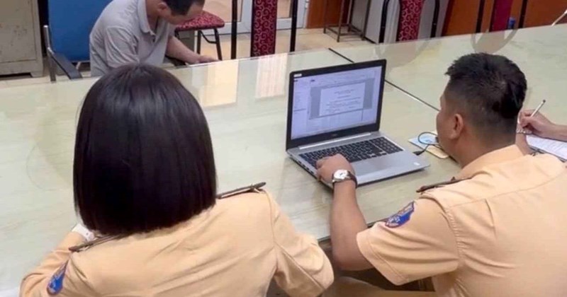 Tài xế bị phạt vì để đất đá vương vãi trên đường