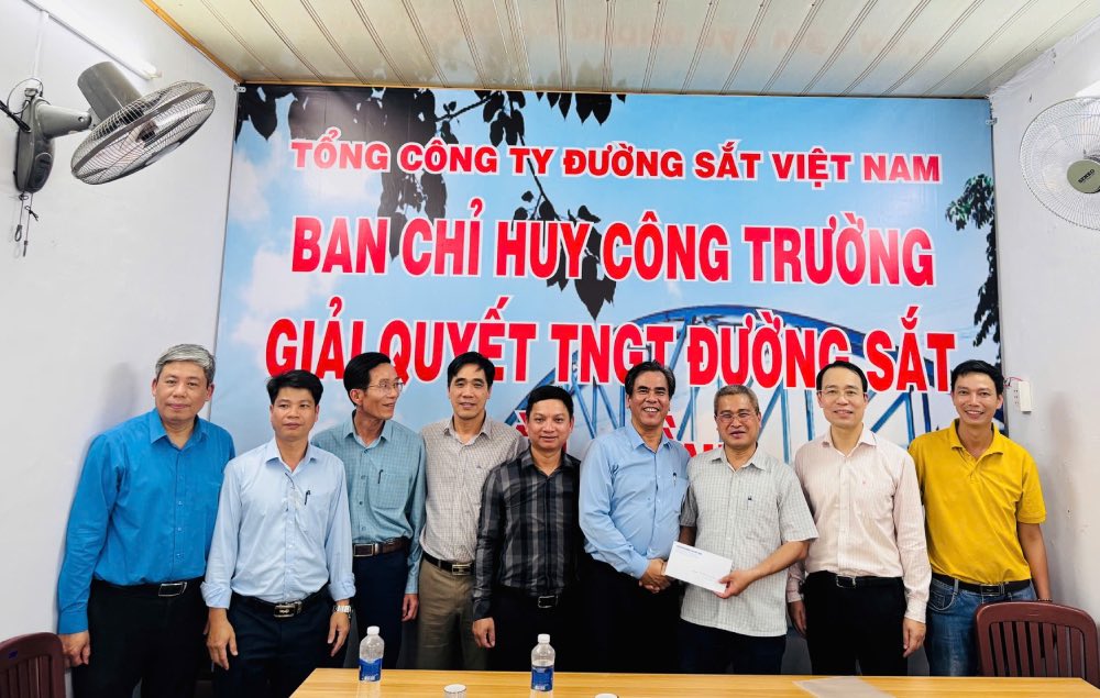 In March 2026, Mr. Ha Trong Thang - Chairman of the Vietnam Railway Trade Union (4th from right) visited and encouraged workers constructing repairs to overcome the Dong Nai Lon Bridge (Ghenh Bridge) incident. Photo: VNR Trade Union