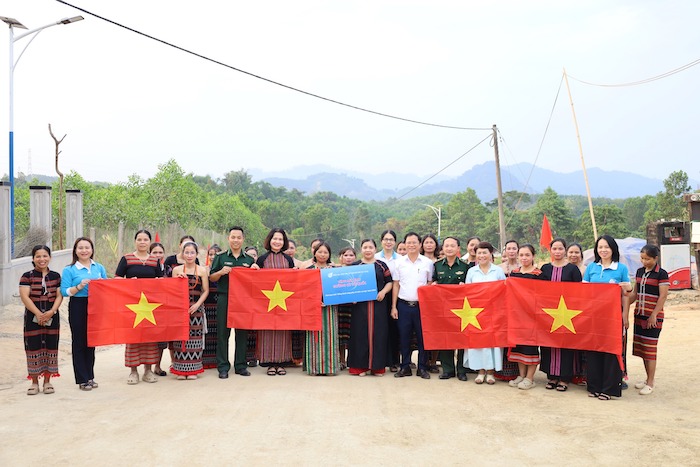 Trao tặng mô hình “Đường cờ Tổ quốc”, ra mắt mô hình “Gia đình an toàn” tại thôn Đắc Rế, xã La Dêê. Ảnh: Hội LHPN Đà Nẵng