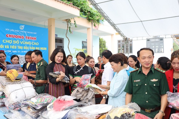 Chương trình “Chợ số vùng cao - kết nối và tiêu thụ sản phẩm đại ngàn” cùng “Phiên chợ 0 đồng” diễn ra tại xã La Dêê. Ảnh: Hội LHPN Đà Nẵng