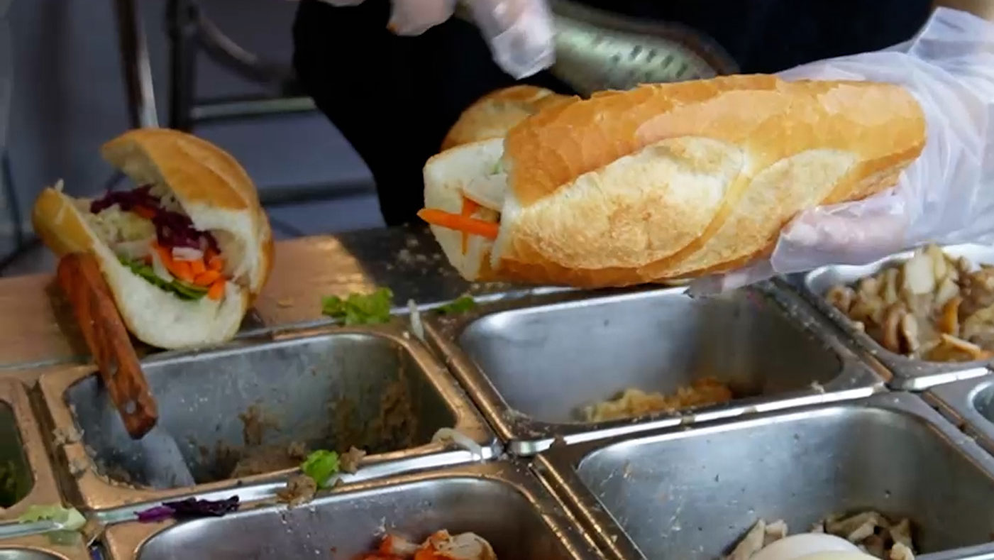 Vietnamese banh mi enters the world top, people are proud.