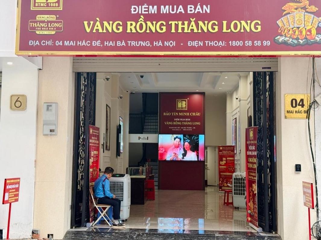 Không còn cảnh xếp hàng dài chờ giao dịch tại các cửa hàng kinh doanh vàng ở Hà Nội. Ảnh: Hà Lê