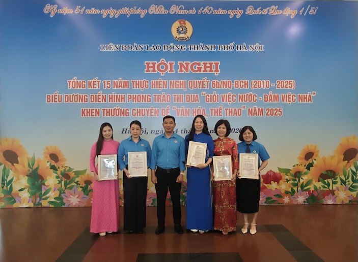 Niềm vui của các nữ công nhân, viên chức, lao động được khen thưởng. Ảnh: Hải Hà