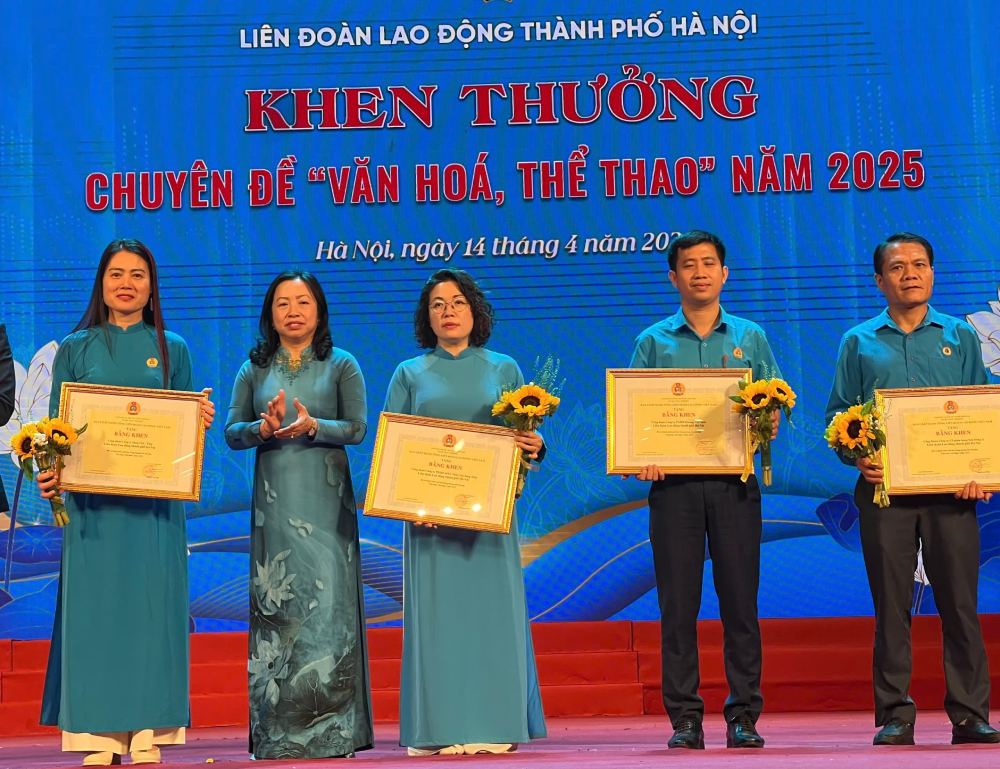 Standing Vice President of the Vietnam General Confederation of Labour Thai Thu Xuong (2nd from the left) awards commendations from the Vietnam General Confederation of Labour to collectives and individuals at the summary of 15 years of implementing Resolution 6b/NQ-BCH; Commending typical workers and employees in the emulation movement "Good at work - Good at home"; Commending the 2025 cultural and sports theme of the Hanoi City Labor Federation. Photo: Kieu Vu