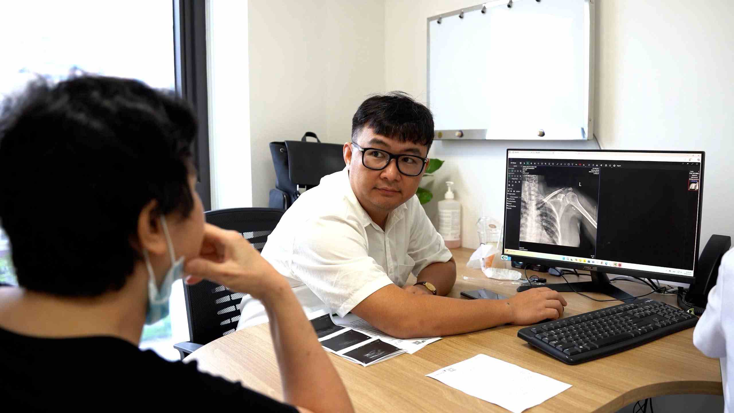 Dr. Do Vu Anh examines and advises patients on not treating themselves according to word of mouth. Photo: Xuan Lan