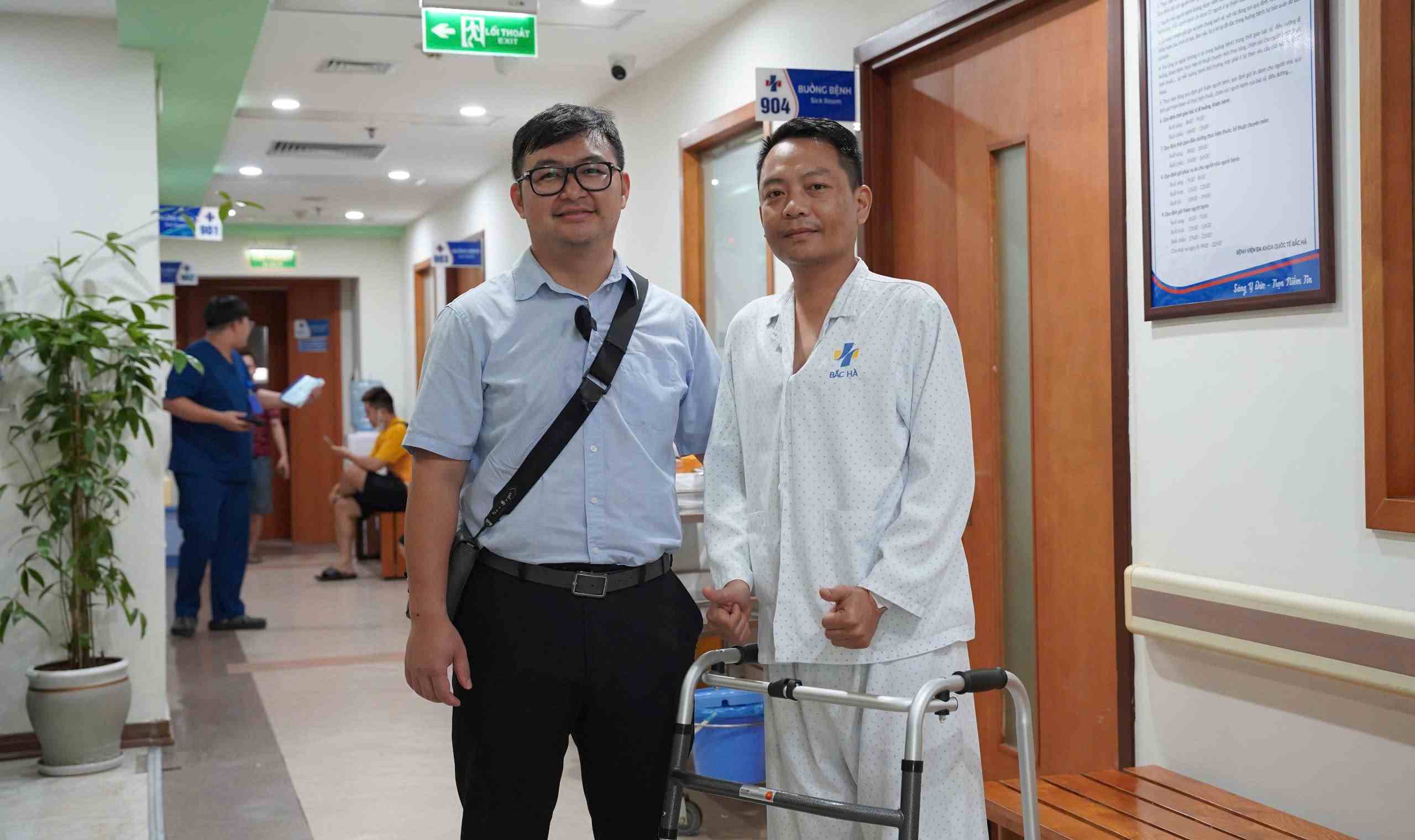 Bệnh nhân thay khớp háng 2 bên bằng đường mổ ít xâm lấn đã có thể đi lại sau khi mổ 6 tiếng. Ảnh: Xuân Lan