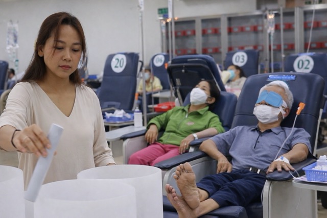 Gentle therapeutic sounds echoed, bringing moments of peace to patients. Photo: Nguyen Ly