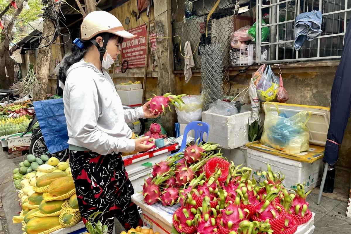 Gasoline and oil prices fall, retail prices of goods still show no signs of adjustment downwards. Photo: Thanh Binh