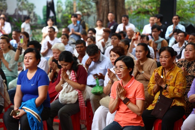 Đây là khoảng thời gian để mỗi người nhìn lại năm cũ, gửi gắm ước vọng cho năm mới, đồng thời củng cố sự gắn kết giữa gia đình, phum sóc và cộng đồng.