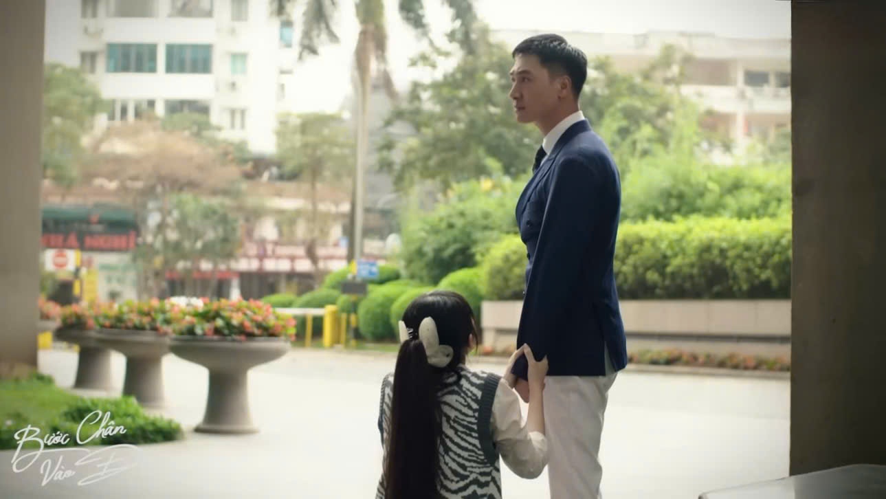 Cảnh quỳ lạy của Trang (Ngọc Thủy) với Lâm (Mạnh Trường) được cho là thiếu thực tế. Ảnh cắt từ video